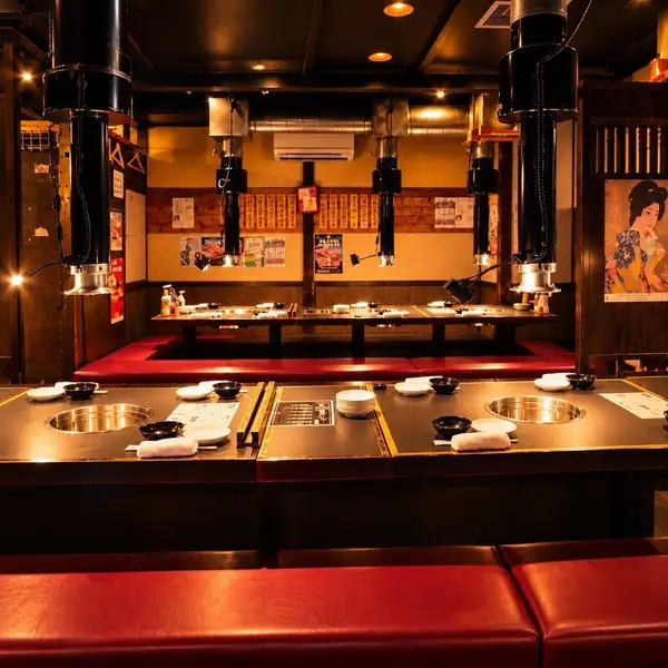 広々とした当店は大人数でのご宴会も可能です◎お仕事帰りのちょっとした飲み会やご友人とのお食事、女子会やデートにもいかがでしょうか？皆の顔が見渡せる広間では、最大40名様までOKです！