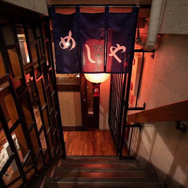 ≪　アクセス　≫東京メトロ銀座駅Ａ１出口より徒歩約3分/ＪＲ有楽町駅銀座口より徒歩約11分とアクセス抜群、壁を上るゴリラが目印のビル地下2階です。
