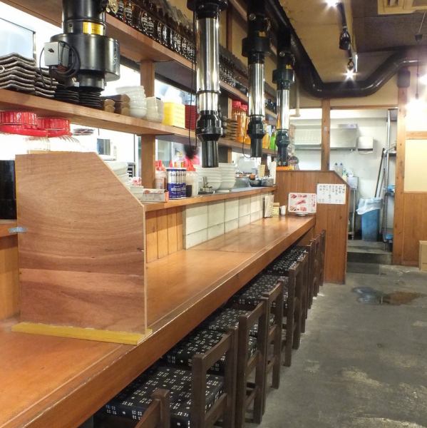 店内设有四个吧台座位,非常适合单人用餐!情侣们可以一起享用美食,这是一个受欢迎的选择!