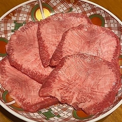 本日の牛タンやおすすめホルモン5種がついた全9品4,500円(税込)