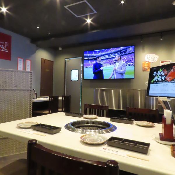【静岡駅から徒歩5分の好立地！】当店は駅からも近くアクセス抜群★焼肉を心ゆくまで堪能できるお店です。店内は落ち着いた雰囲気で、友人や家族と楽しいひとときを過ごすのに最適。また、TVも完備しており、スポーツ観戦を楽しみながら焼肉を味わうことも可能です！