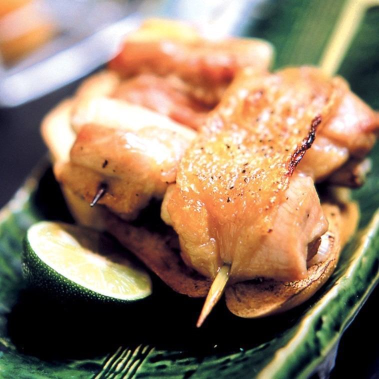 请在“ Nakasatsunai Chicken Negima Kushi”休闲空间中享用时令食材。