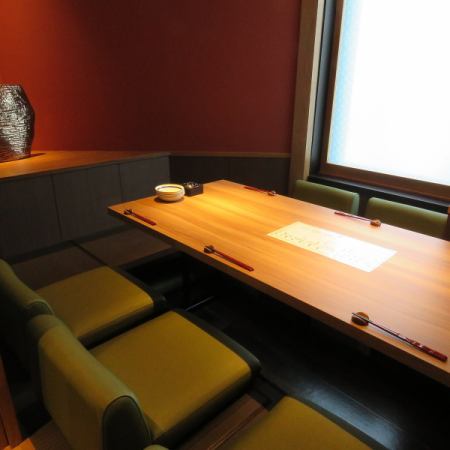 쿄마치야를 생각하게 하는 정취 있는 점내는 전실 파리 燵개실입니다.차분한 가게에서 천천히 식사를 즐기세요.