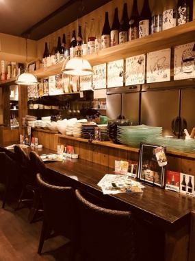 There are 6 seats next to each other in the cozy counter seats, so it's great that first-time customers become friends♪ You are welcome to drink alone.