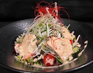 おぼろ豆腐がのった豪快ごまサラダ