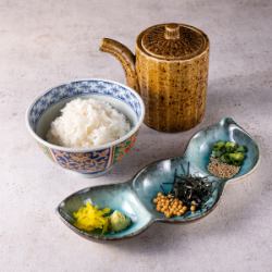 自分で作る茶漬けセット(米、漬物、あられ、海苔)