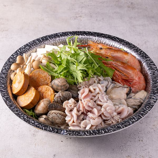 当店名物”海鮮痛風鍋”は、プリン体を多く含んだ食材を豪快に盛り込んだ、濃厚なお鍋です。