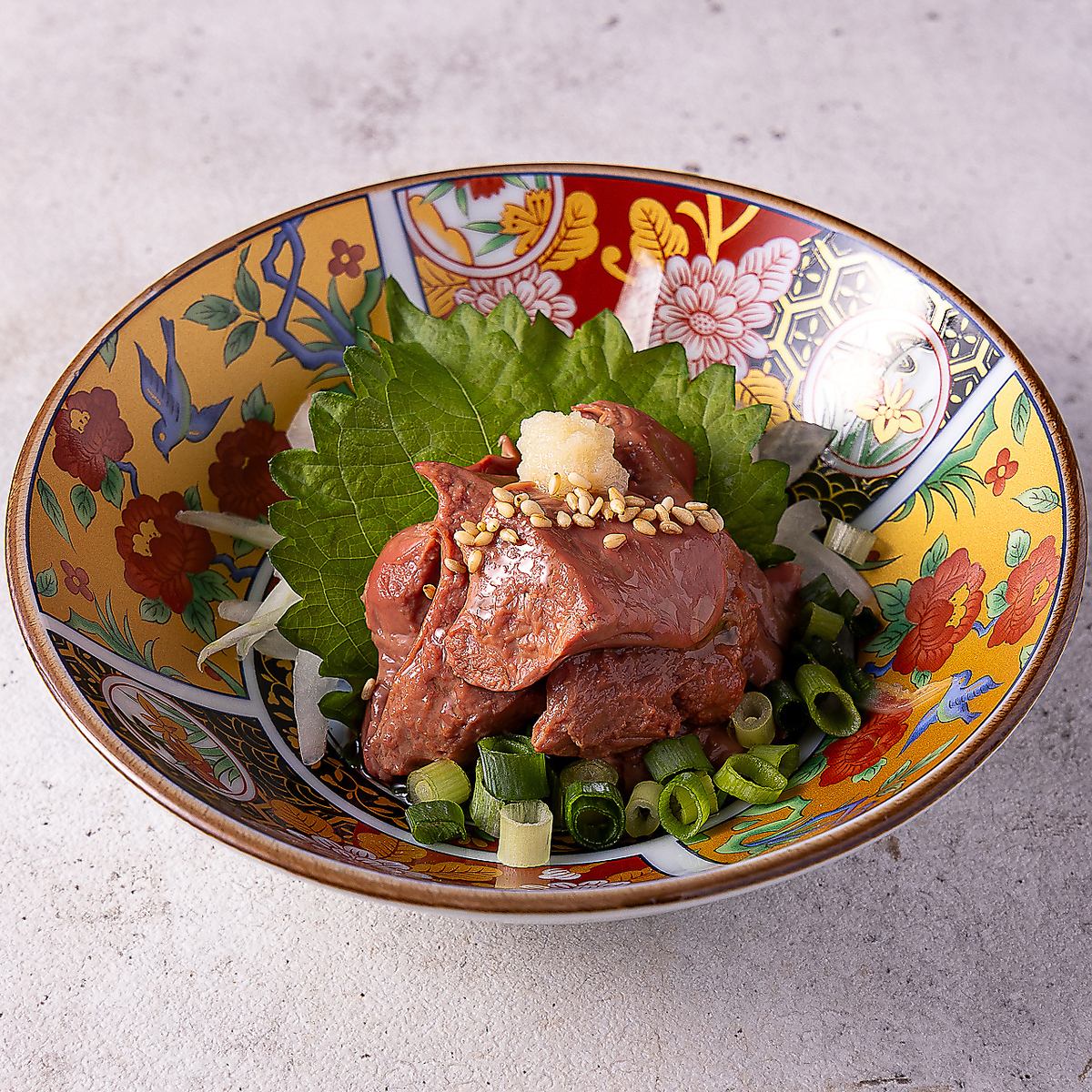 鶏レバー刺しや牛すじ煮込みなど日本酒にあう肉料理も。