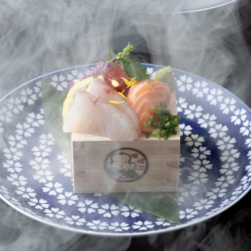 日本酒に合う鮮魚の刺身や、肴、珍味がたくさん。日本酒の特徴にあったお料理をスタッフがおすすめします。