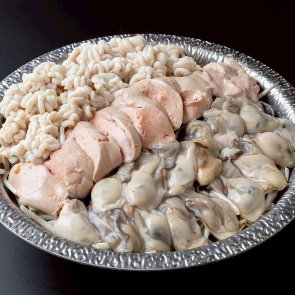 当店名物”海鮮痛風鍋”は、プリン体を多く含んだ食材を豪快に盛り込んだ、濃厚なお鍋です。