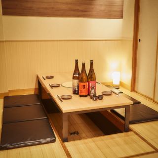 ゆったり寛げる掘りごたつ席もご用意。