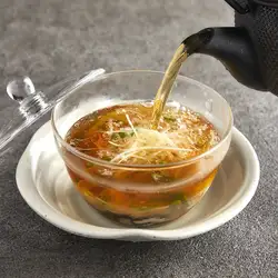 在餐桌上享用吧!新鲜蒜香牡蛎配法棍面包。