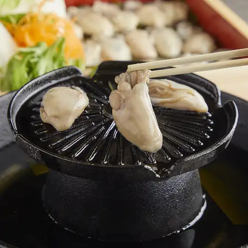 新名物『昆布締め牡蠣の焼きしゃぶ』。新鮮な牡蠣をお好みの食べ方で。ハイブリッドな逸品。