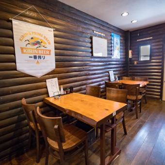 【宴会利用もおすすめ◎】少人数からの宴会に便利なテーブル席。美味しい料理を囲んで、楽しい会話を楽しむことができる、心地よい空間です。