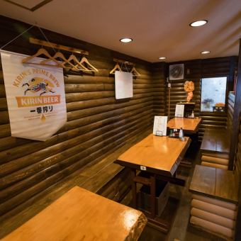 1名様用のテーブル席は、おひとりでゆったりとした時間を過ごすのにぴったりなお席になります。心地よい空間で、料理を囲んで充実した時間をお楽しみください。