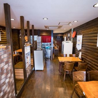 カウンター席では、目の前で調理する様子を楽しみながら、美味しい料理を味わえます。特別なディナーにぴったりの席です。