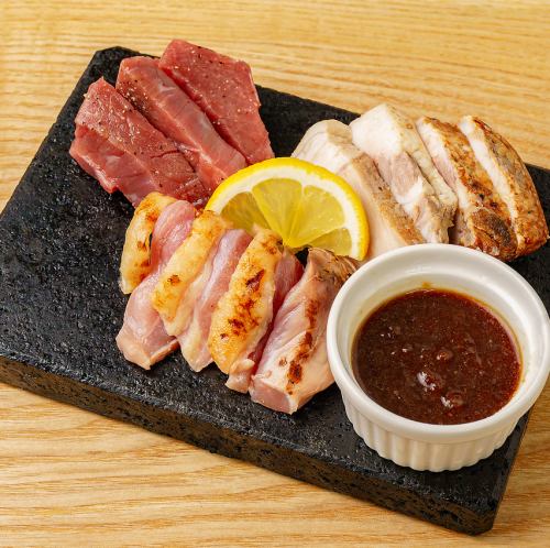 熔岩烤全明星：牛肉、豬肉和雞肉