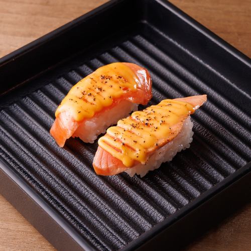 Grilled sushi with salmon and cheese (2 pieces)