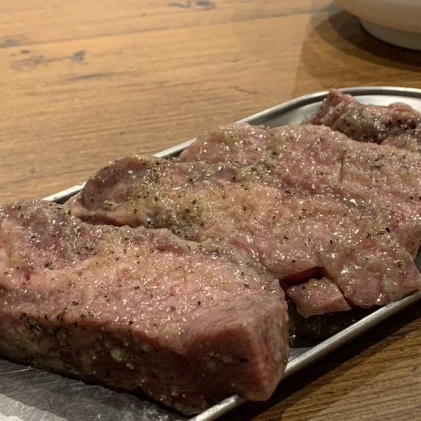 점주가 엄선한 「히타치 소」를 중심으로 맛있는 고기와 호르몬을 준비!