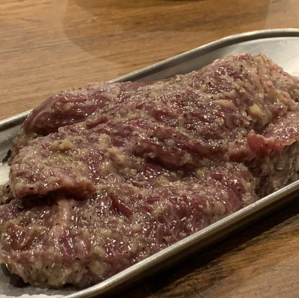 점주가 엄선한 「히타치 소」를 중심으로 맛있는 고기와 호르몬을 준비!