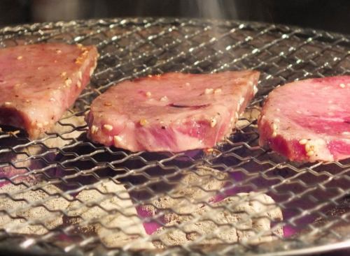 上質な厚切り肉を美味する