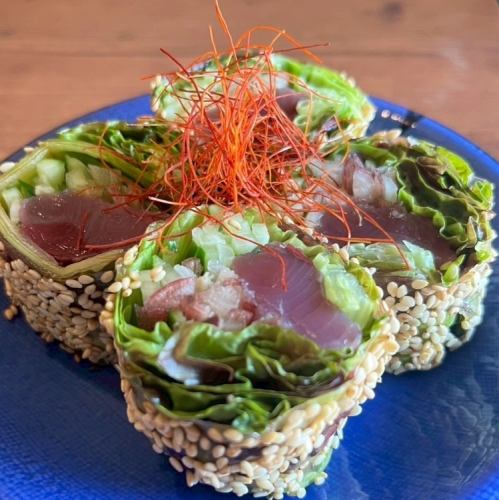 ゴマ纏うカツオの生春巻き