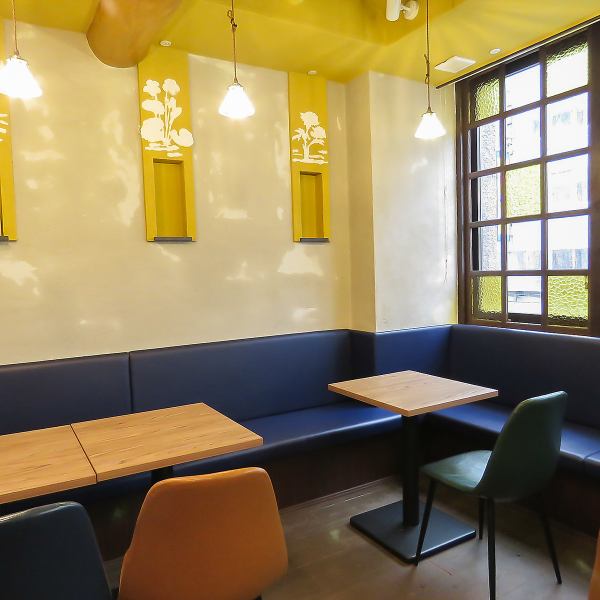 開放感のあるガラス窓隣席です。デートや女子会、友人と、などおしゃれな時間を過ごしたい方にお勧めです♪