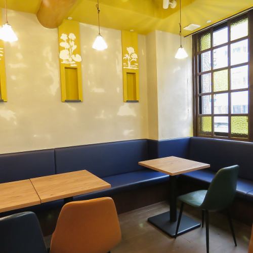 <p>開放感のあるガラス窓隣席です。デートや女子会、友人と、などおしゃれな時間を過ごしたい方にお勧めです♪</p>