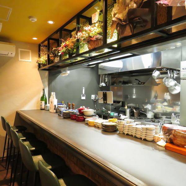 お一人様でも安心のカウンター席。お仕事帰りにサクッと飲みたい時にも、お気軽にご来店ください＾＾。