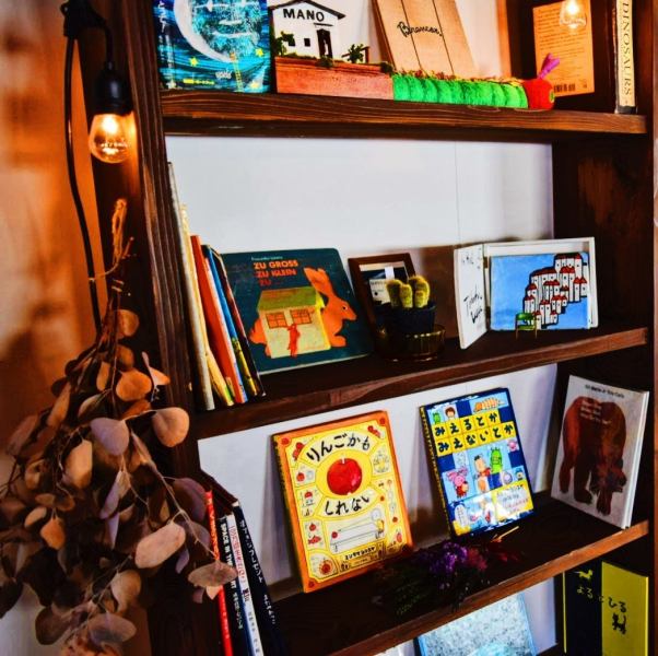 店内の本棚には、大人の方も楽しめる絵本や、雑誌などが多数ございます。大人がスロータイムを共有できるカフェ。そのためのアイテムとしてのご用意です。