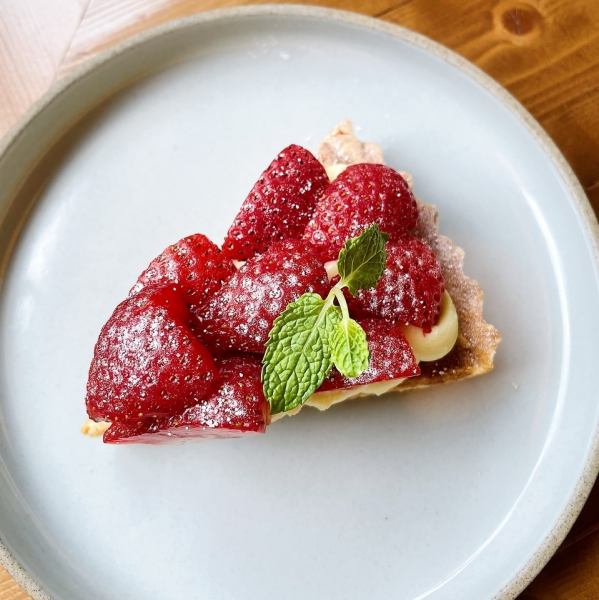 各種フルーツタルト（写真は苺タルト）＆焼きタルト