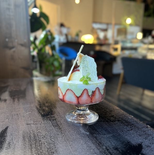 抹茶ムースと苺のパフェ