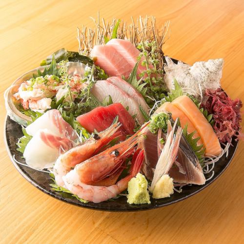 壽司餐廳的生魚片拼盤