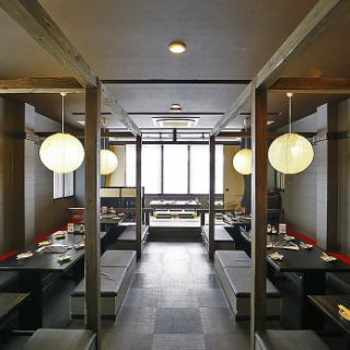 【2F／フロア貸切】各線「奈良」駅徒歩5分！三条通りでご宴会＜30～47名様＞会社宴会をはじめ、同窓会や地域のお集まりに！2F貸切は32名様より、最大47名様まで承ります。ご宴会にぴったりのコースメニューはご予算、シーンに合わせて5種類をご用意！各種ご要望も応相談。まずはお気軽にお電話ください！