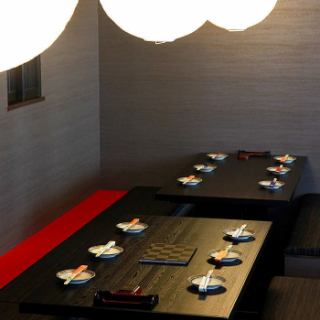 【2F／テーブル席】多彩なシーンにご利用いただけるくつろぎのお席＜2～32名様＞時間を気にせず静かにゆったりとお過ごしいただける2階席！女子会やご友人・知人揃っての飲み会など、少人数でのお集まりから中規模のご宴会まで、幅広くご活用いただいています。6名席を4卓、4名席を2卓ご用意！