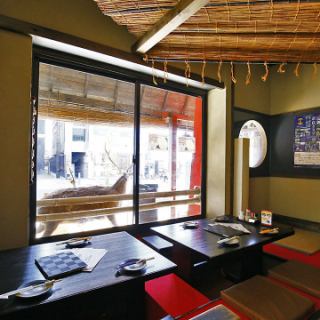 【1F／掘りごたつ席】三条通りを臨む風情あふれる和の空間＜～4名様＞古都奈良らしい雰囲気たっぷりの和のお席。観光の際のお食事シーンにもしばしばご活用いただいています。3名様席を1卓と、4名様席を1卓ご用意！