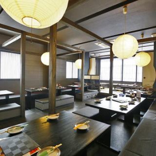 【2F／お座敷個室】プライベート感溢れる和空間！会話が弾みます！＜12～15名様＞部署ごとのご宴会など、小・中規模のご宴会にぴったり！襖で仕切られた、プライベート感たっぷりの宴会個室です。靴を脱いでくつろげるお座敷タイプのお席。足を崩してゆったりとお過ごしください。貸切は12名様より、最大15名様までOK！