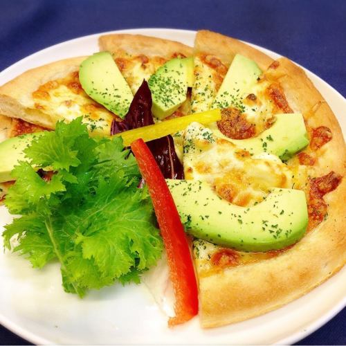 クリームチーズとアボカドのピザ／大和ポークと山芋の陶板焼き