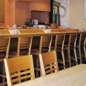There are 6 table seats.It can accommodate 2 to 6 people, so it is perfect for banquets with a small number of people.