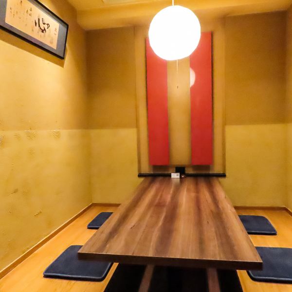 【落ち着いた雰囲気が魅力◆6名様まで収容可能な個室】心地の良い落ち着いた雰囲気が魅力♪木の温もりを感じるテーブルと椅子が、リラックスしたひとときを演出し、友人や家族との特別な食事にぴったり。また、プライベート感を大切にした設計で、周囲を気にせずにお楽しみいただけます!