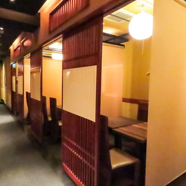 【新店オープン!和一輝】洗練された和モダンなデザインが特徴◎広々とした座敷スタイルで、木の温もりを感じられる落ち着いた雰囲気が漂います。間仕切りでプライベート感を保ちながら、柔らかな照明が心地よい空間を演出。友人や家族との集まり、大切な接待や会食にも最適です!