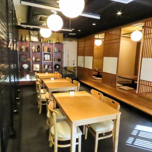 お店に入ってすぐのテーブル席となっております。