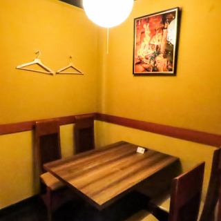 半個室のテーブル席となっております。