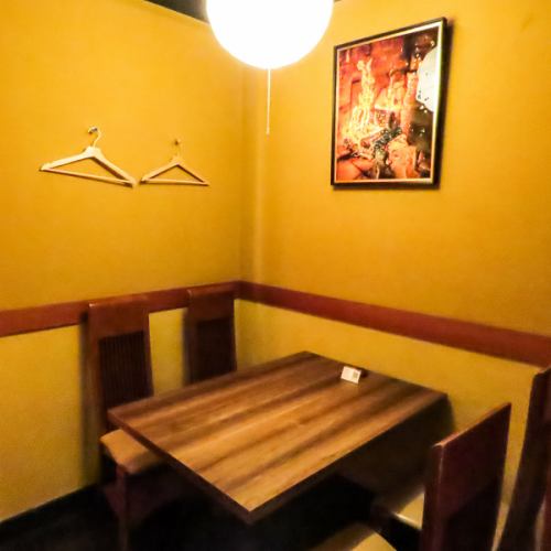 半個室のテーブル席となっております。