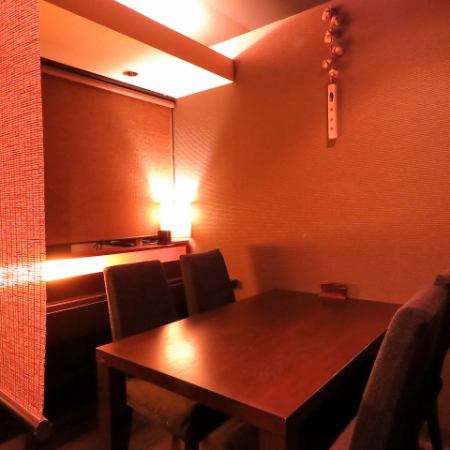 4 people ♪ in the sense of private room with the table down also the partition