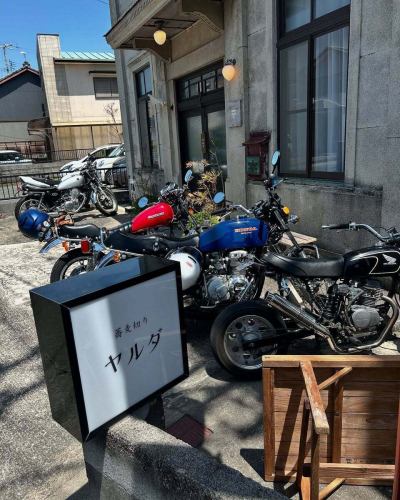 今回の蕎麦巡りツーリングは磐田の蕎麦切りヤルダさん
昔の郵便局の跡地をリノベーション
とってもおしゃれな店内でした
注文したのは、絹挽き（微粉粉）と粗挽きのセット
どちらかもとても美味しかったが絹挽きの細打ちは絶品でした。