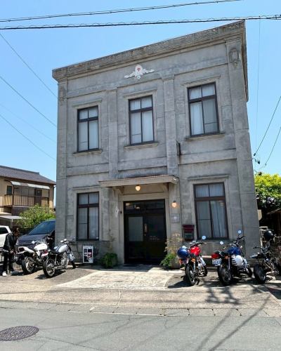 今回の蕎麦巡りツーリングは磐田の蕎麦切りヤルダさん
昔の郵便局の跡地をリノベーション
とってもおしゃれな店内でした
注文したのは、絹挽き（微粉粉）と粗挽きのセット
どちらかもとても美味しかったが絹挽きの細打ちは絶品でした。