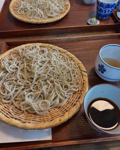 今回の蕎麦巡りツーリングは磐田の蕎麦切りヤルダさん
昔の郵便局の跡地をリノベーション
とってもおしゃれな店内でした
注文したのは、絹挽き（微粉粉）と粗挽きのセット
どちらかもとても美味しかったが絹挽きの細打ちは絶品でした。