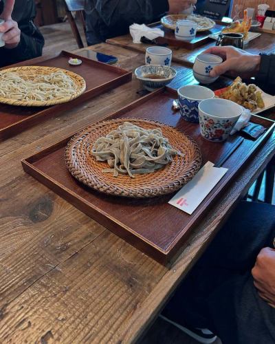 今回の蕎麦巡りツーリングは磐田の蕎麦切りヤルダさん
昔の郵便局の跡地をリノベーション
とってもおしゃれな店内でした
注文したのは、絹挽き（微粉粉）と粗挽きのセット
どちらかもとても美味しかったが絹挽きの細打ちは絶品でした。
