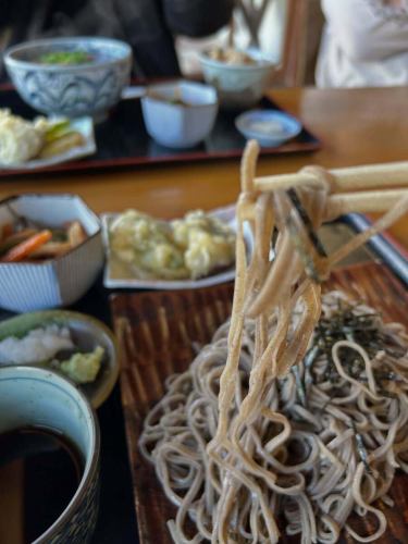 Today's soba tour will take you to Soba Restaurant Yamabiko in Shinshiro.I had delicious country soba noodles with a set of mixed rice.